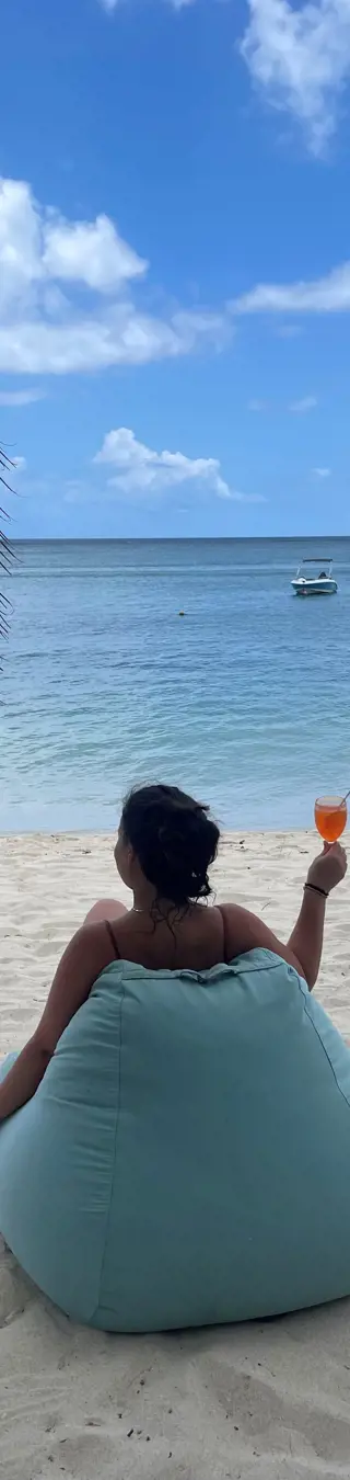 Weisser Sandstrand, türkisfarbenes Meer und ein erfrischender Aperol Spritz in der Hand – das Leben könnte kaum besser sein.